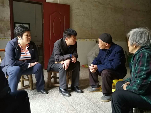 黨委書記黃迪軍、校長周新輝與幫扶對象交流情況（左起  校長 周新輝、黨委書記黃迪軍、幫扶對象）.jpg